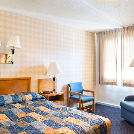 Budget Host Alexandria Motel Bagian luar foto