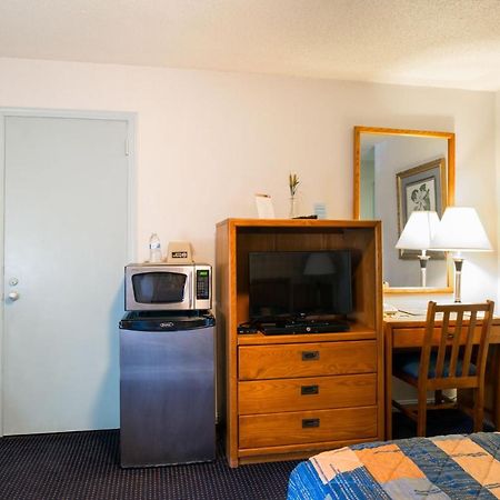 Budget Host Alexandria Motel Bagian luar foto