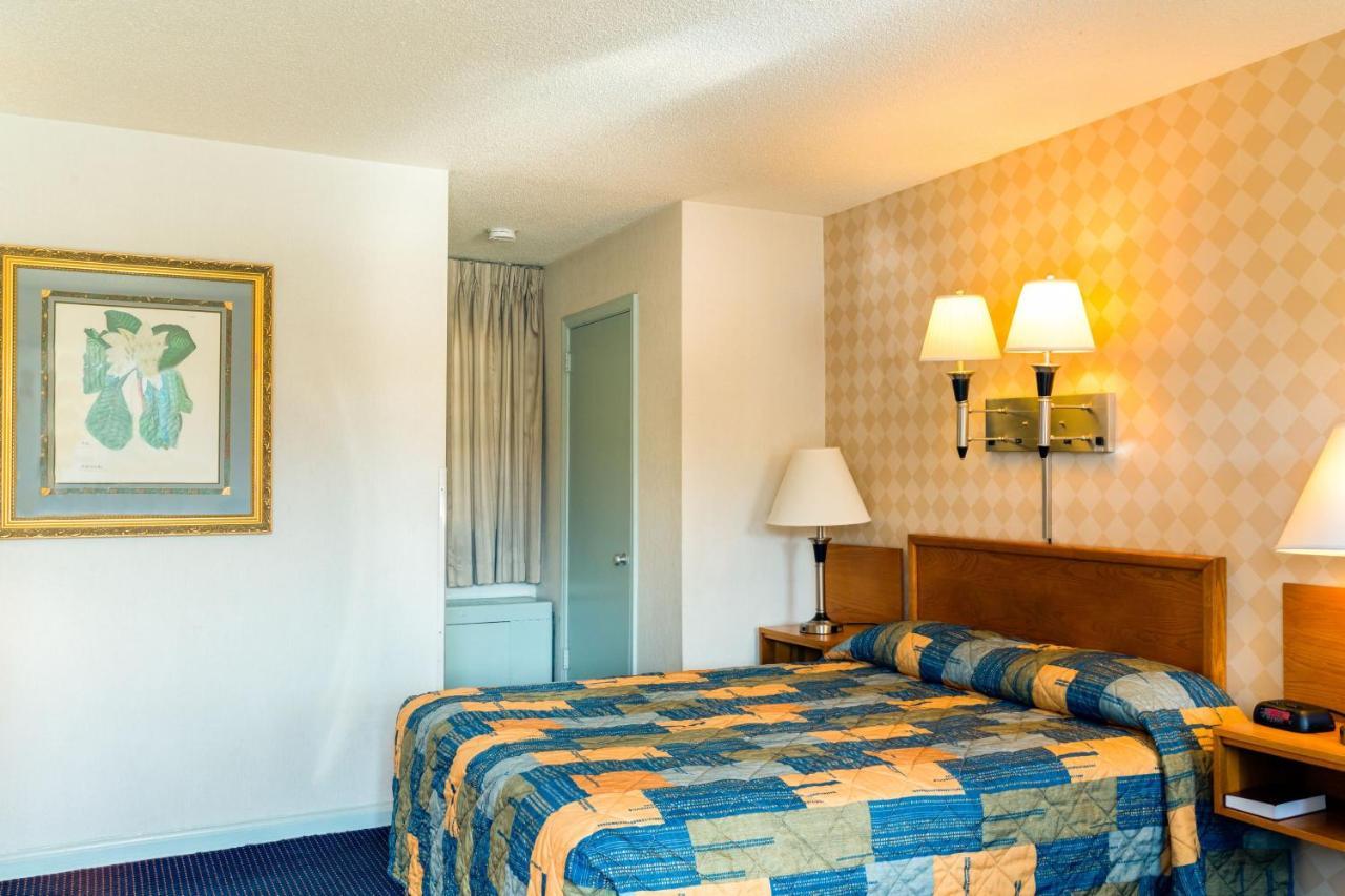 Budget Host Alexandria Motel Bagian luar foto