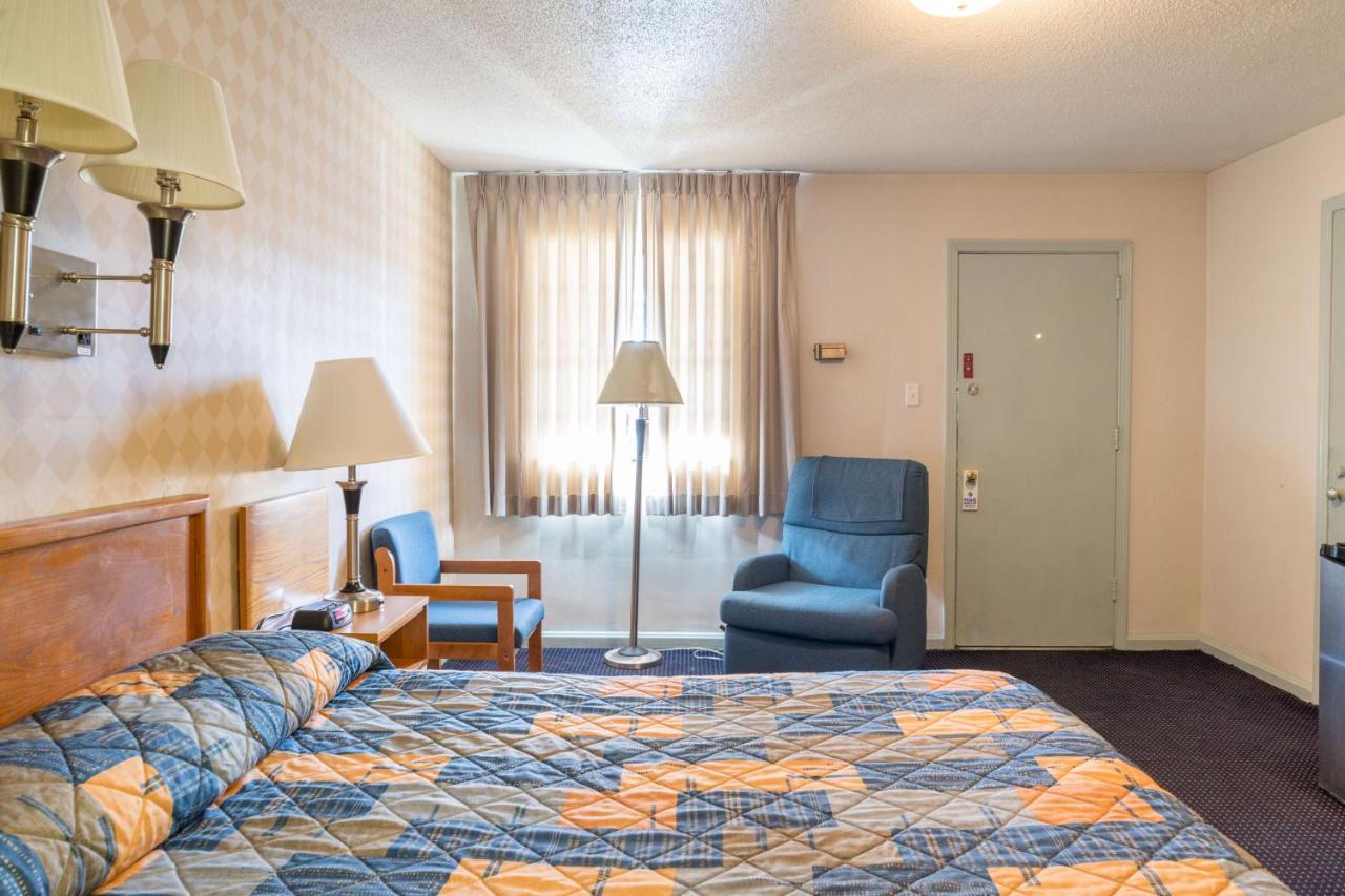 Budget Host Alexandria Motel Bagian luar foto