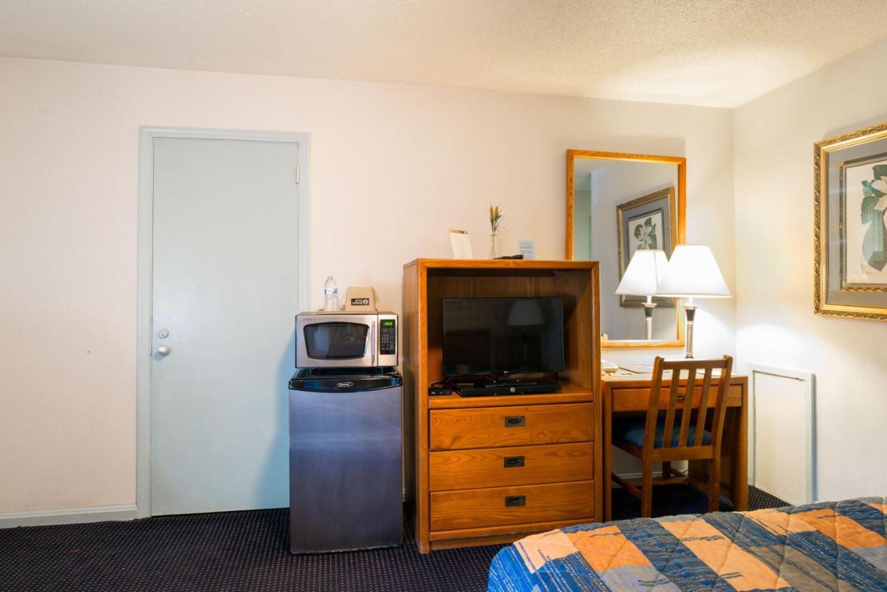 Budget Host Alexandria Motel Bagian luar foto